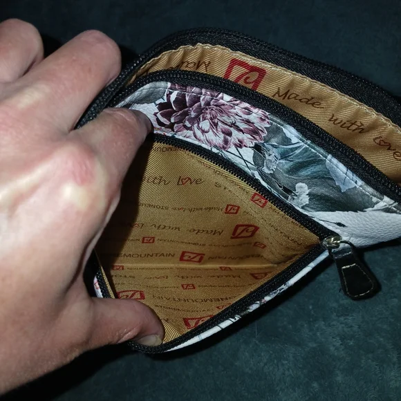 NWOT, Stone mountain, black and white hobo purse. - Picture 4 of 7